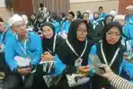 Naela-Uktuvia-Rangkuti-kiri-bersama-keluarga-mengikuti-proses-pemberangkatan-jamaah.jpg