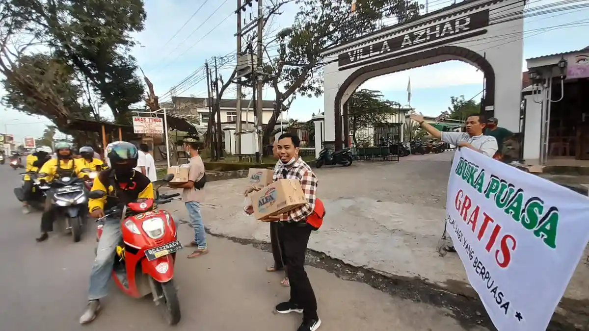 Setiap Hari Selama Ramadan Warga di Plaju Ini Bagikan Takjil Gratis, Siapa Saja Boleh Ambil