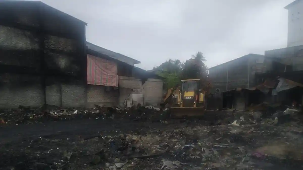 Pasca Kebakaran Keude Rundeng, BPBD Aceh Selatan Bantu Bersihkan Puing-Puing Rumah Warga