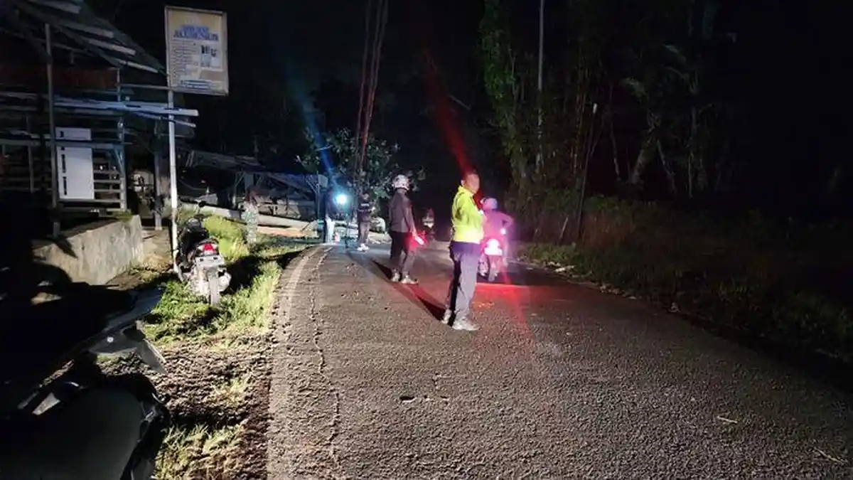 Angin Kencang Robohkan Tiang Listrik dan Pohon, Tutup Jalan Raya Sagalaherang-Wanayasa
