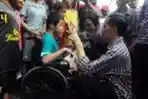 Jokowi Gunakan Bahasa Tubuh Bicara Dengan Anak Cacat Disable