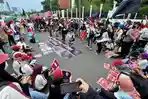 Buruh-aksi-tabur-bunga-pada-peringatan-Hari-Buruh-Internasional-May-Day-di-Gedung-DPR.jpg