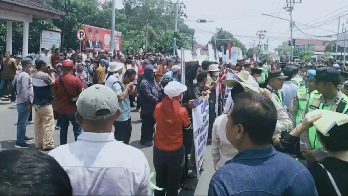Geruduk Pengadilan, Ratusan Massa di OKI Mohon-mohon agar Kades Terjerat Ijazah Palsu Dibebaskan