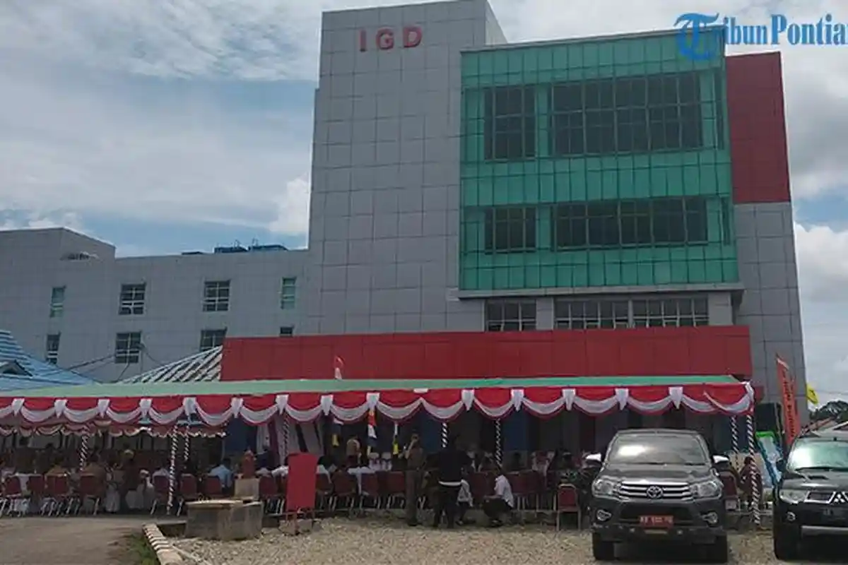 Bupati Kapuas Hulu Ingatkan Petugas Kesehatan RSUD Putussibau Selalu Senyum dan Ramah ke Pasien