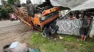 truk-terbalik-di-empat-lawang-06032025.jpg