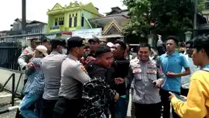 Aksi-Damai-tuntut-Kejelasan-Kasus-tewasnya-Bocah-6-Tahun-di-Kadatua-Nyaris-Ricuh.jpg