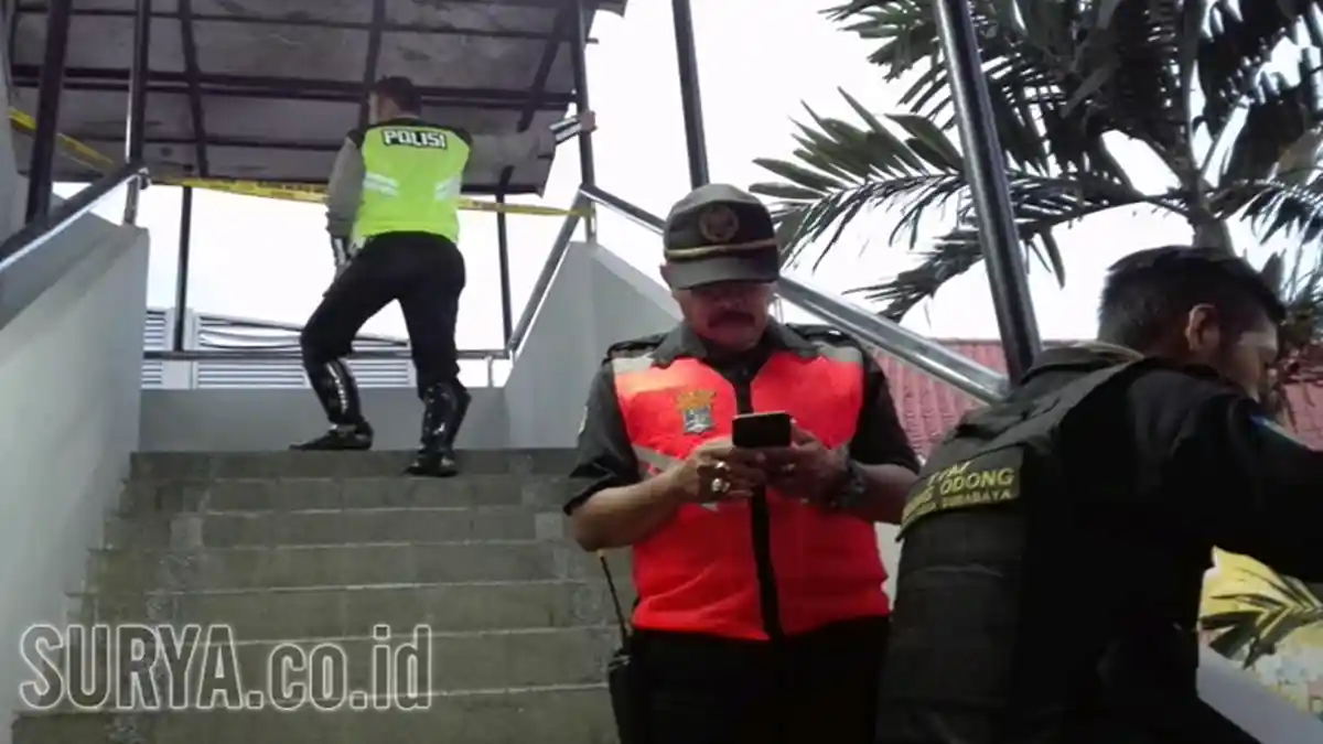 Polisi Gelar Olah TKP Wanita Tewas di Jembatan Penyeberangan Raya Darmo Surabaya