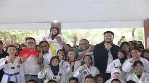 20260426-Bupati-Belitung-Djoni-Alamsyah-Hidayat-bersama-forkopimda-berfoto-dengan-peserta.jpg