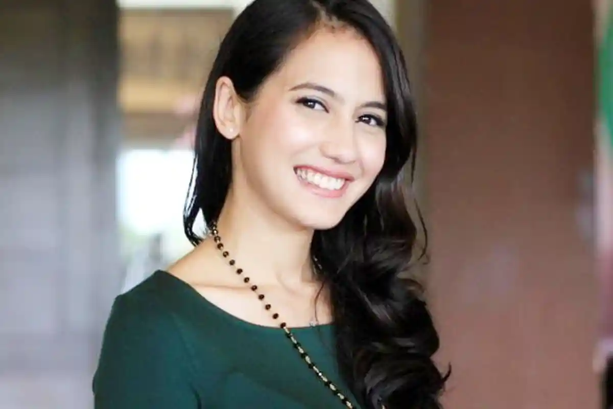 Bikin Warganet Iri, Gigi Hadid Mengambil Gambar Pevita Pearce Saat Melakukan Ini