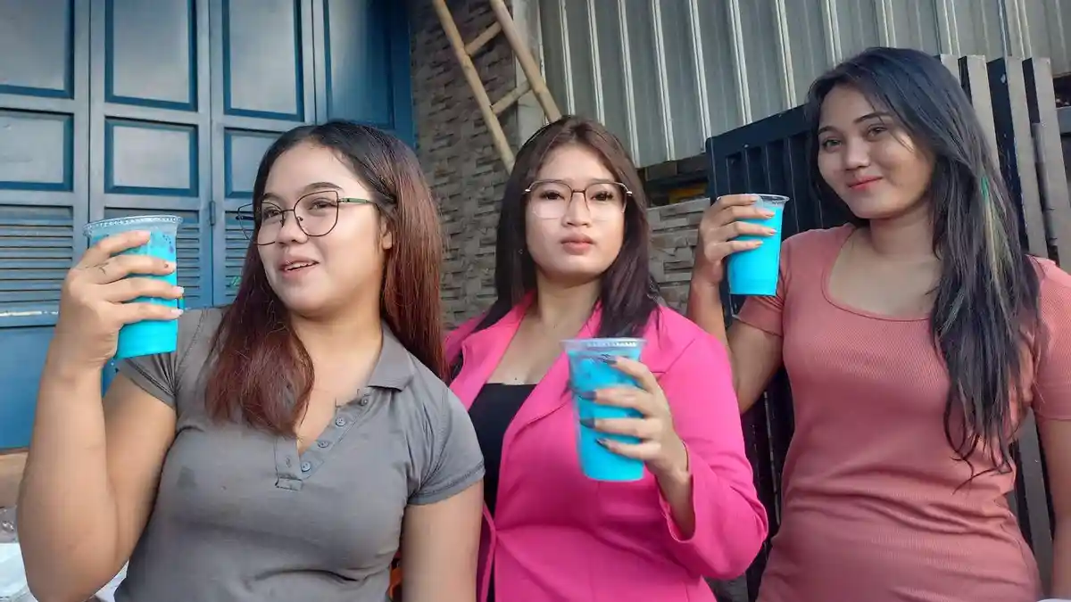 Viral 3 Perempuan Cantik Jual Takjil di Kudus, Jajakan Es Teh & Es Buah, Sehari Cuan Rp900.000