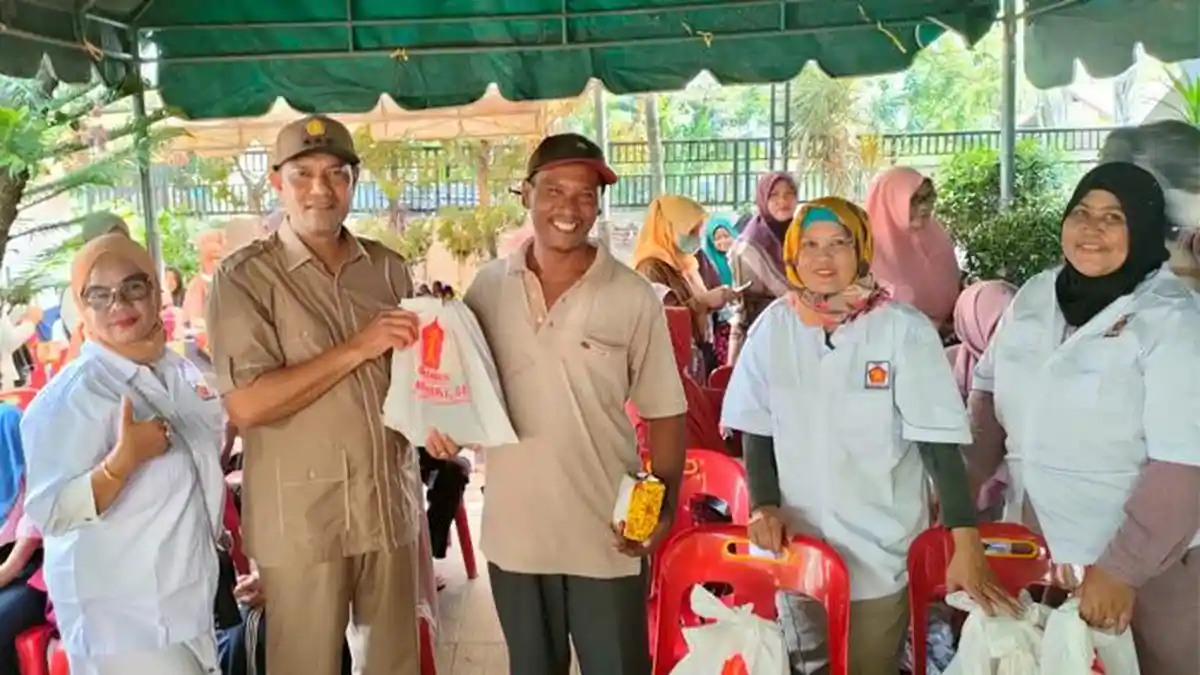 Jelang Ramadhan, Ramza Harli Bagi Paket Sembako untuk Warga