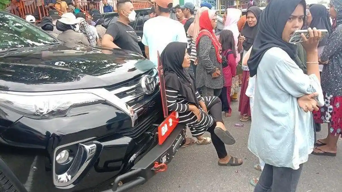 Tak Terima Barang Dagangannya Diangkut, Pedagang Kaki Lima Bentrok Dengan Satpol PP di Pantai Padang