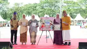 Melinda-Aksa-launching-buku-Jelajah-Pantai-Losari.jpg