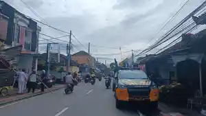 Suasana-Jalan-Sidakarya-Denpasar-yang-terdampak-angin-puting-beliung.jpg
