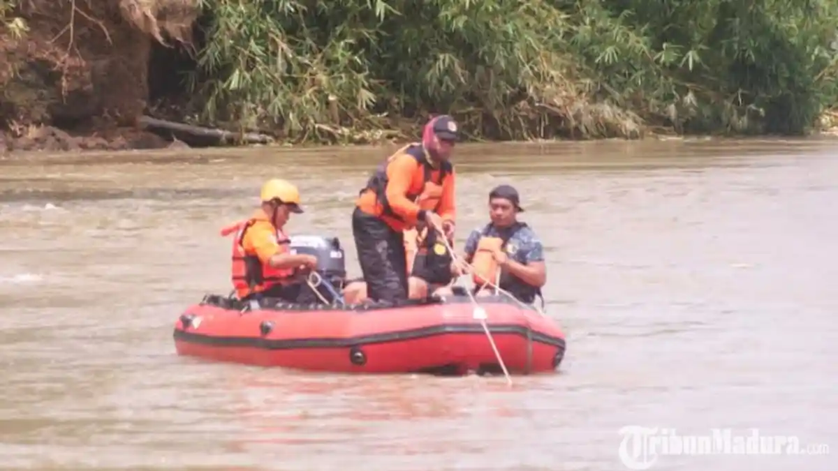 Pencarian Korban Mobil yang Jatuh ke Sungai di Tulungagung Terhambat Sampah Dasar Air