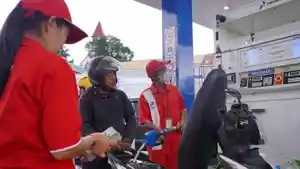 HARGA-BBM-Petugas-SPBU-melayani-pelanggan-hah.jpg