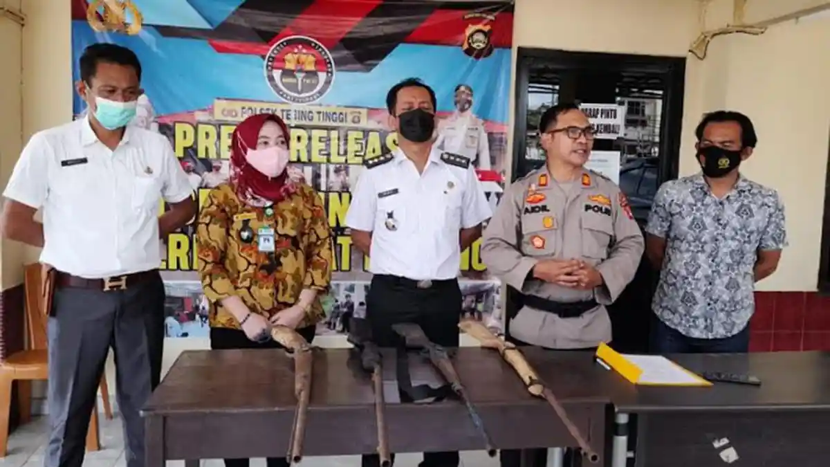 Warga Desa Sawah Serahkan 4 Pucuk Senjata Api Ilegal ke Polsek Tebing Tinggi Empat Lawang