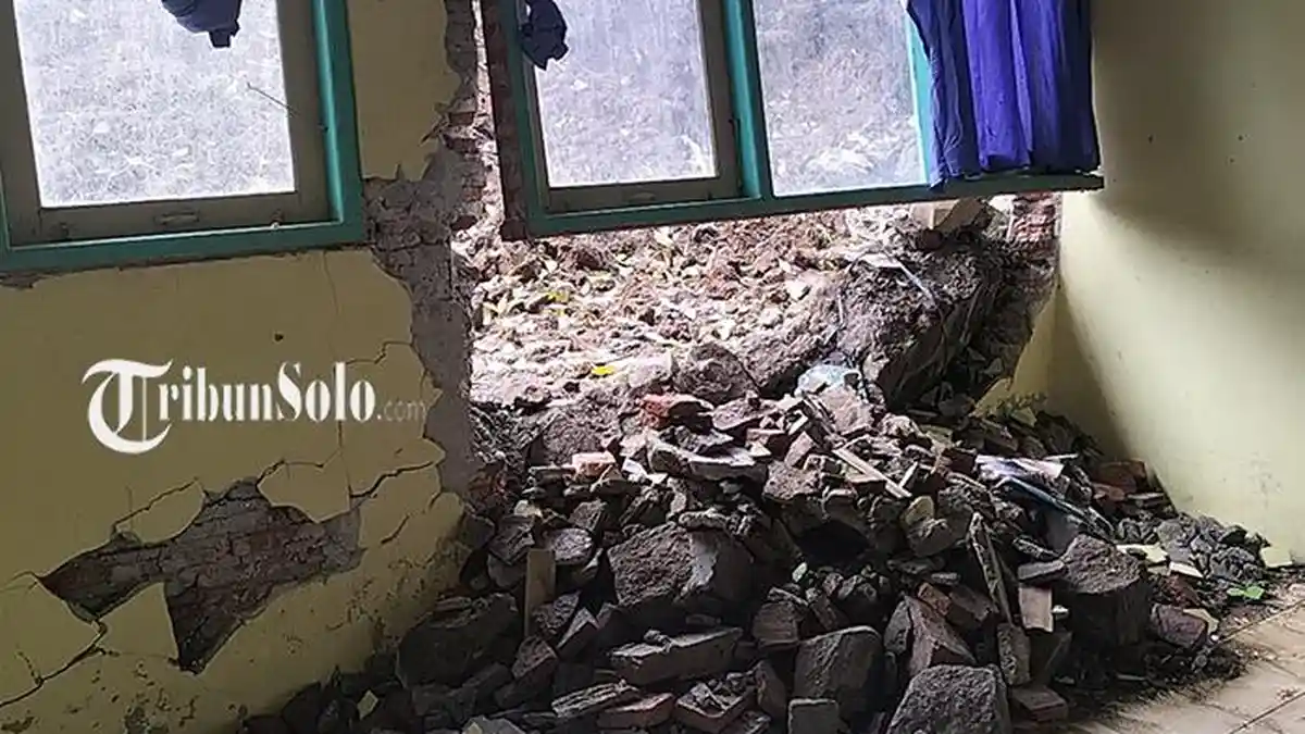 Dinding SDN 1 Berjo di Karanganyar Jebol karena Longsor, Ujian Sekolah Tetap Jalan  