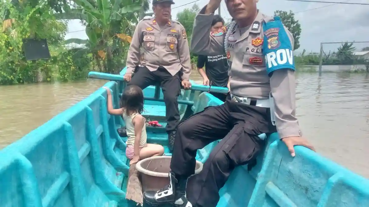 Kapolsek Sragi Pantau Banjir dan Patroli Rumah Ditinggali Warga Karena Banjir