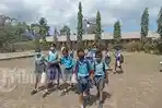Dampak Abu Vulkanik Lewotobi: Ratusan Siswa SD Dipulangkan Sebelum Jam Sekolah Selesai 