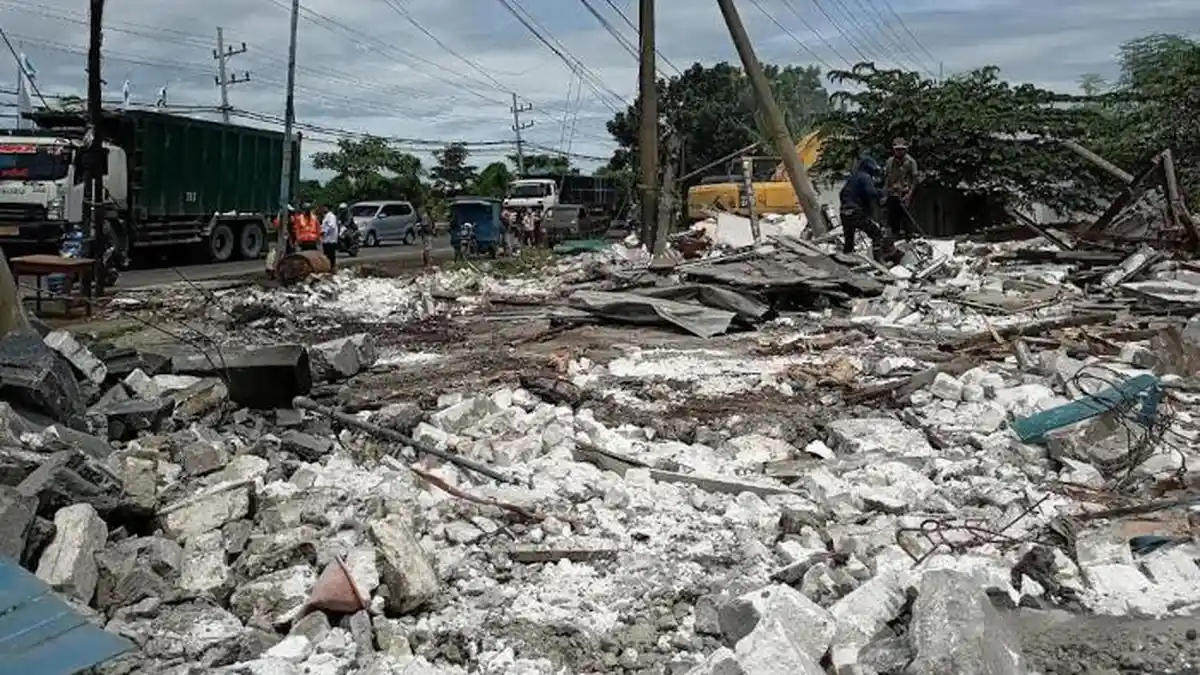 Pelebaran Jalan Raya Manyar Gresik, Puluhan Kios Kembali Dibongkar ...