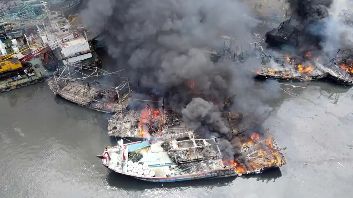 KM Kirana I Terbakar di Perairan Pelabuhan Tanjung Emas Semarang
