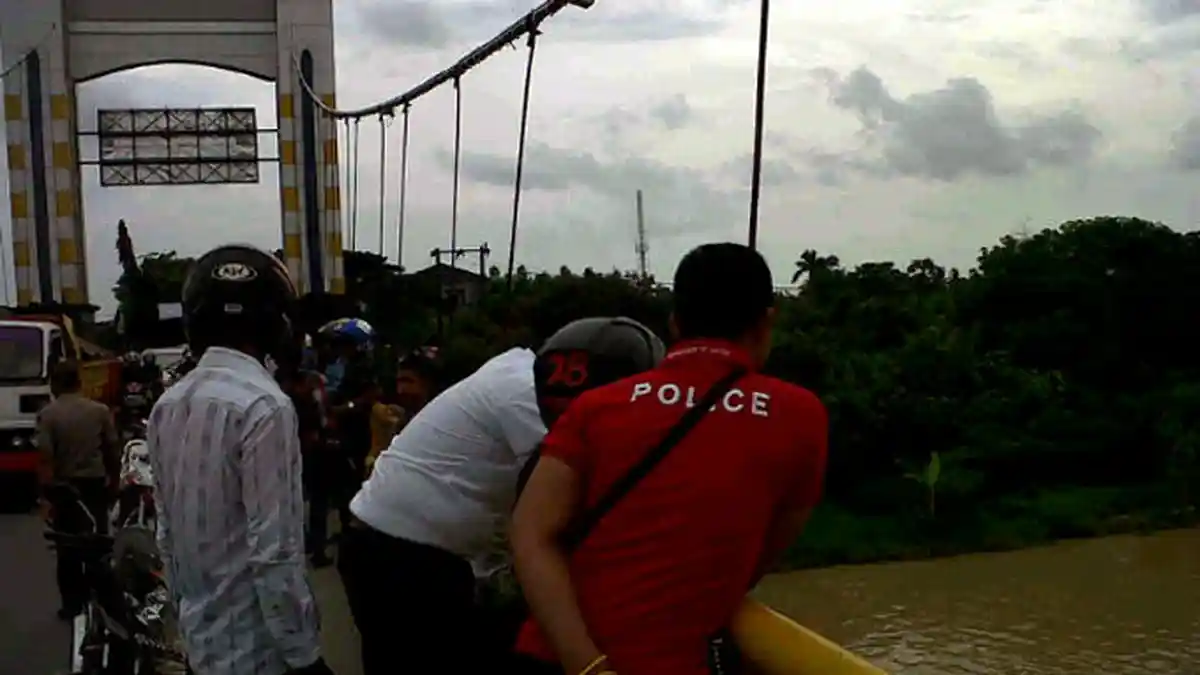 BREAKING NEWS: Warga Loncat dari Jembatan Kambara