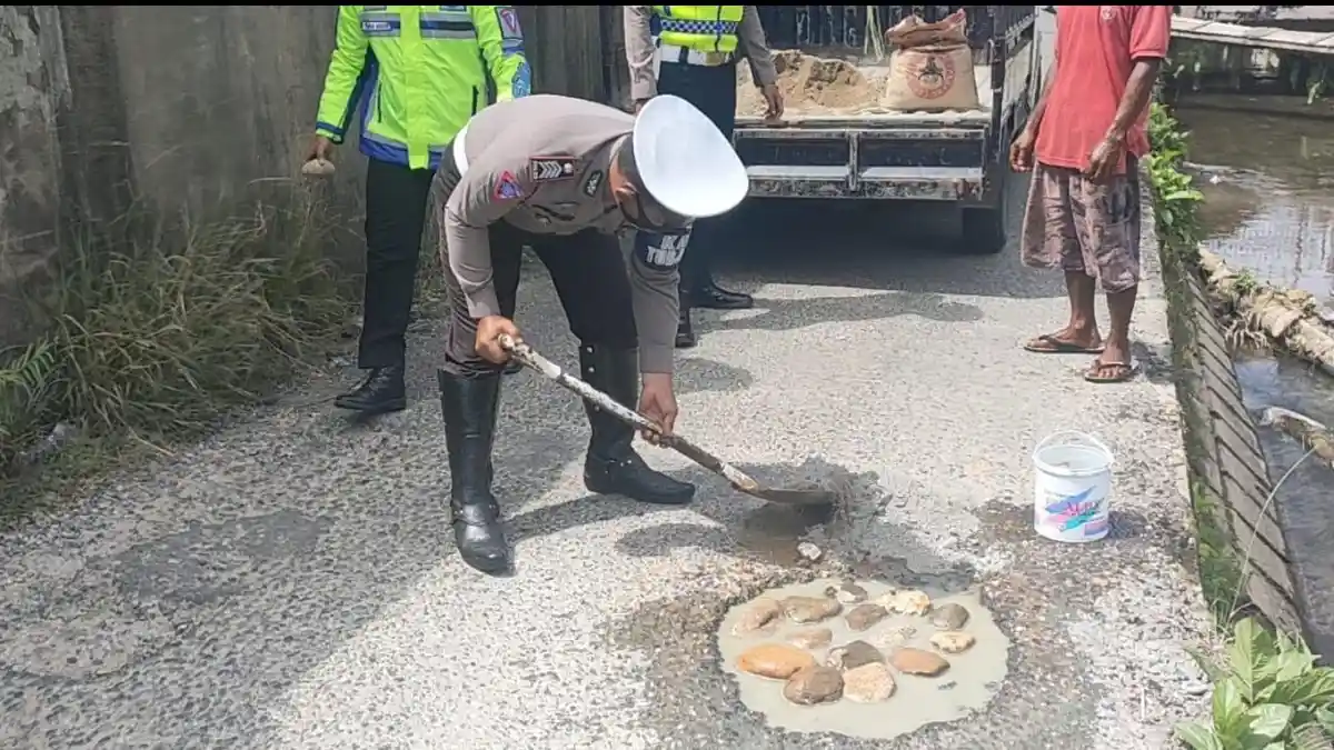 Polantas Aceh Barat Daya Tambal Jalan Berlubang