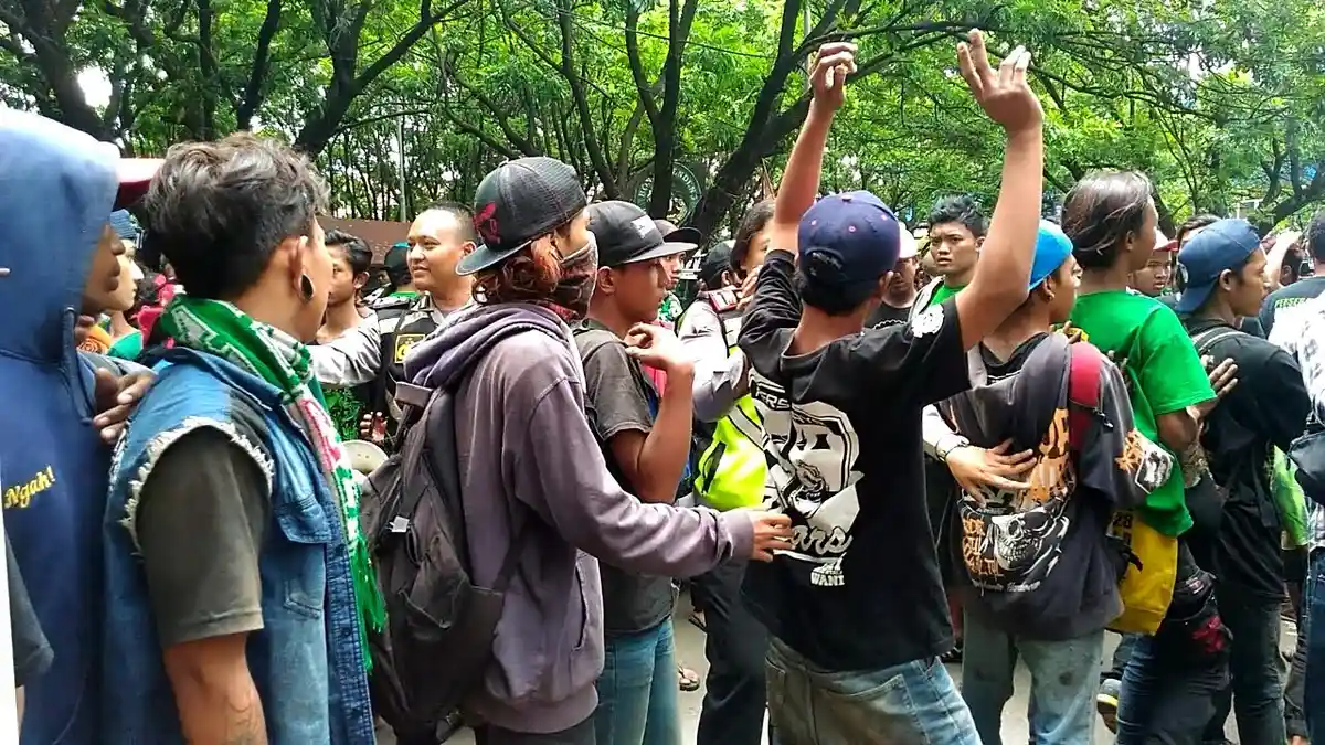 Kongres PSSI Berlangsung, Bonek Masih Berdatangan