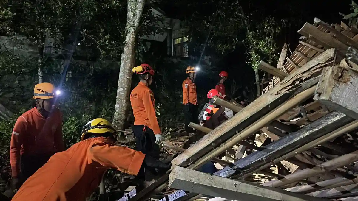 2 Warga Tewas dan 21 Lainnya Hilang Akibat Longsor Timbun Pemukiman di Cibeunying Cilacap