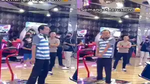 bapak-ikut-game-dance-pump-it-up-di-tempat-bermain.jpg