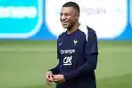 batam/Kylian-Mbappe-kembali-latihan-dengan-hidup-diperban-Rabu-19-Juni-2024.jpg