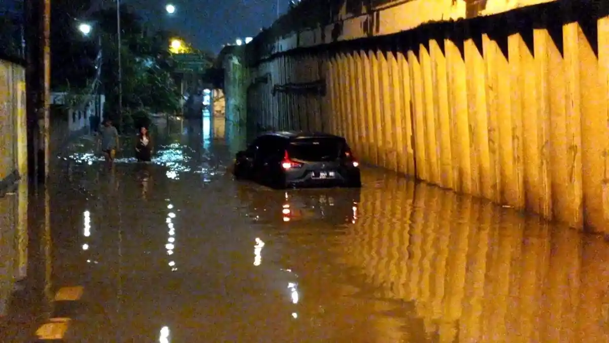 Nekat Terobos Banjir Sedalam 1 Meter, Mobil Expander Kelalap di Kolong Flyover Cibodas