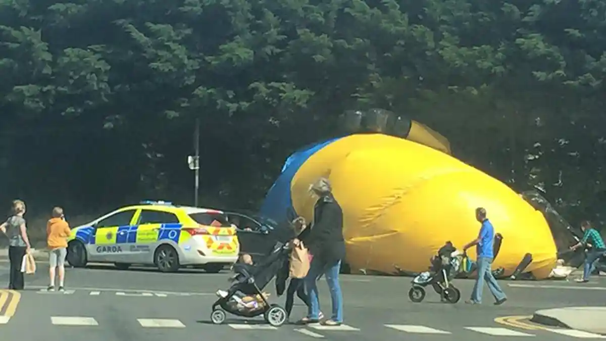 Balon Minion Raksasa Jatuh Bikin Macet Jalan