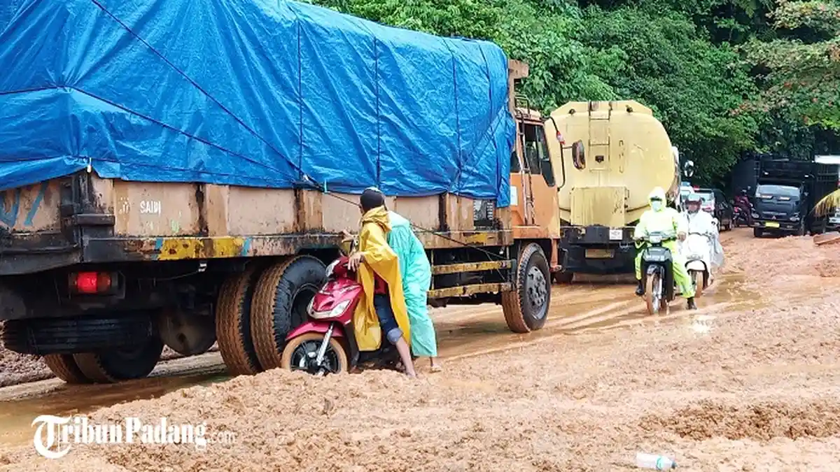 Macet Panjang Mencapai 1,5 Km di Jalan Padang - Painan, Akibat Longsor di Kelok Jariang