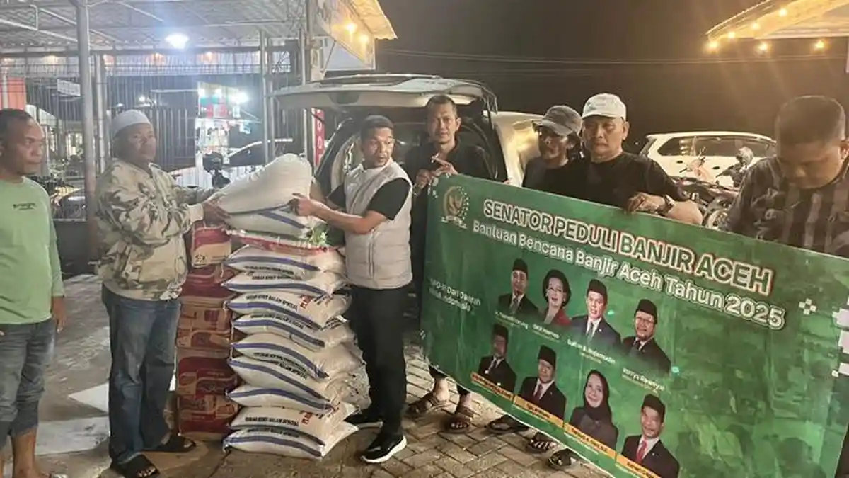 Tempuh Jalur Laut 22 Jam, Senator Azhari Cage Bawa Bantuan 13 Ton untuk Korban Siklon Senyar 2025