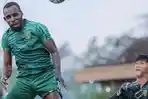 Yohanes-Kandaimu-saat-menyundul-bola-di-sesi-latihan-Persebaya-Surabaya.jpg