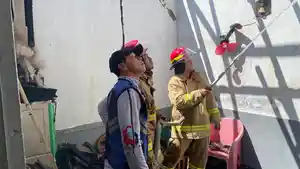 9-Mobil-Damkar-Menanggulangi-Kebakaran-Rumah-Indekos-Enam-Bedeng-di-Bandar-Lampung.jpg