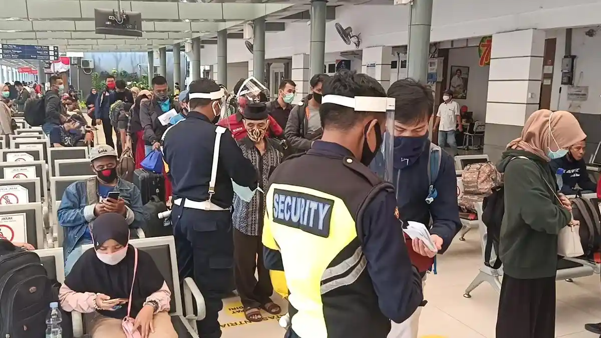 Antrean Rapid Test Penumpang KA Melonjak