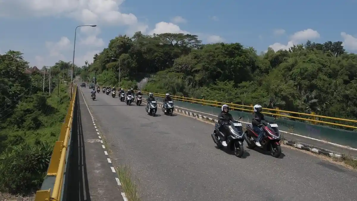 Didit Rasakan Kenyamanan New Honda PCX 160 dalam Touring ke Borobudur