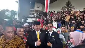20240902_Abdulloh-dasi-kuning-saat-menjumpai-personel-Laskar-Merah-Putih.jpg