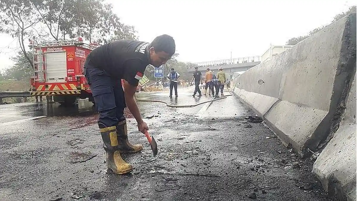 Petugas Pemadam Bersihkan Sisa Kecelakaan Lokasi Laka Maut di Tol Cipularang