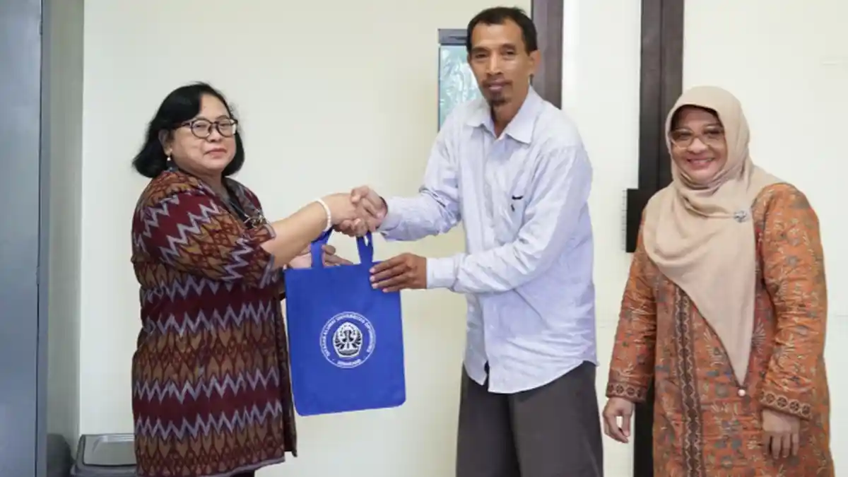 Universitas Semarang Berikan SK Pensiun dan Pesangon Pada 2 Pegawai