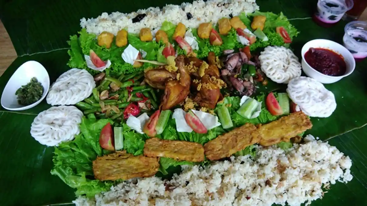 Makan Nasi Liwet Beralaskan Daun Pisang Ala Botram, Rugi Kalo Belum Pernah Coba!