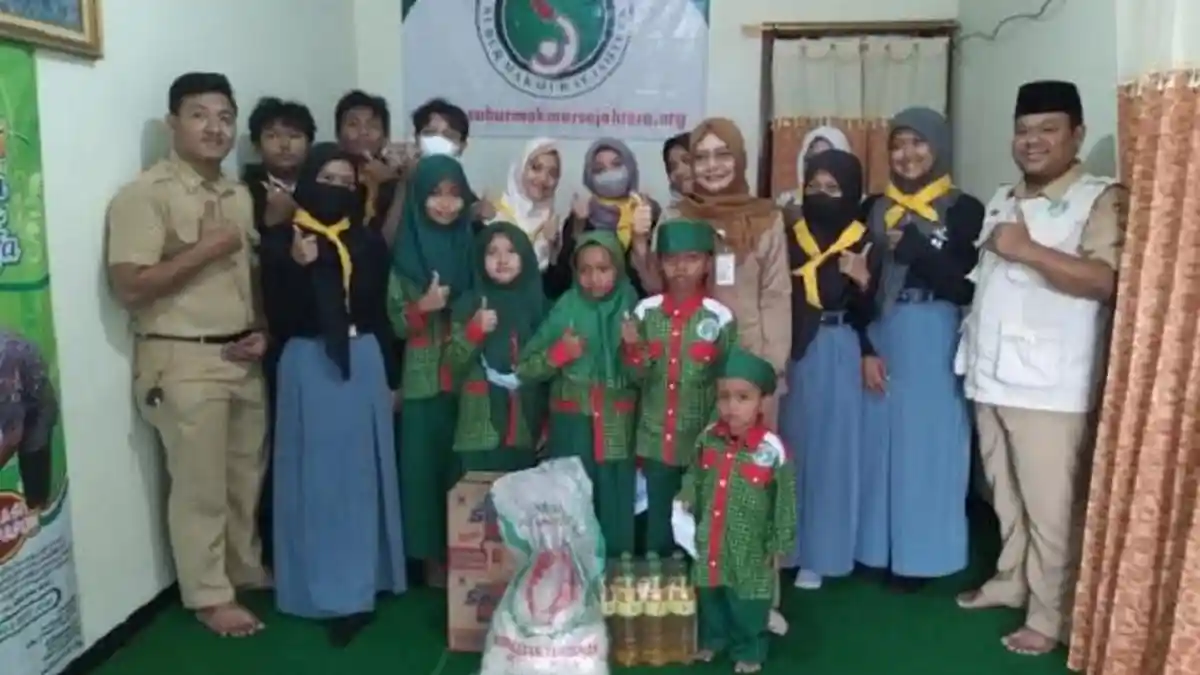 PMR SMAN 2 Pati Santuni Anak Yatim Binaan Yayasan Subur Makmur Sejahtera