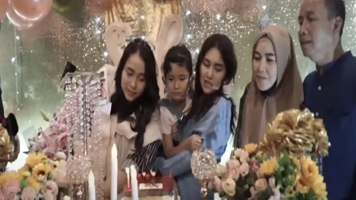 Ayu Ting Ting Beri Kado Adiknya Rumah Mewah Rp 2 Miliar