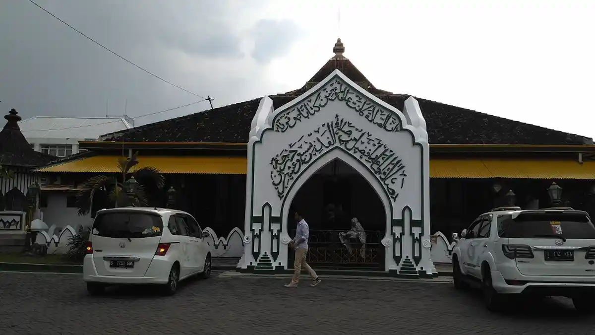 3 Doa ke Masjid: Doa Berjalan ke Masjid, Doa Masuk Masjid dan Doa Keluar Masjid
