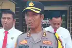 Kapolres-Sampang-AKBP-Hartono-saat-menjelaskan-kronologi-pembunuhan-pria-bersarung.jpg