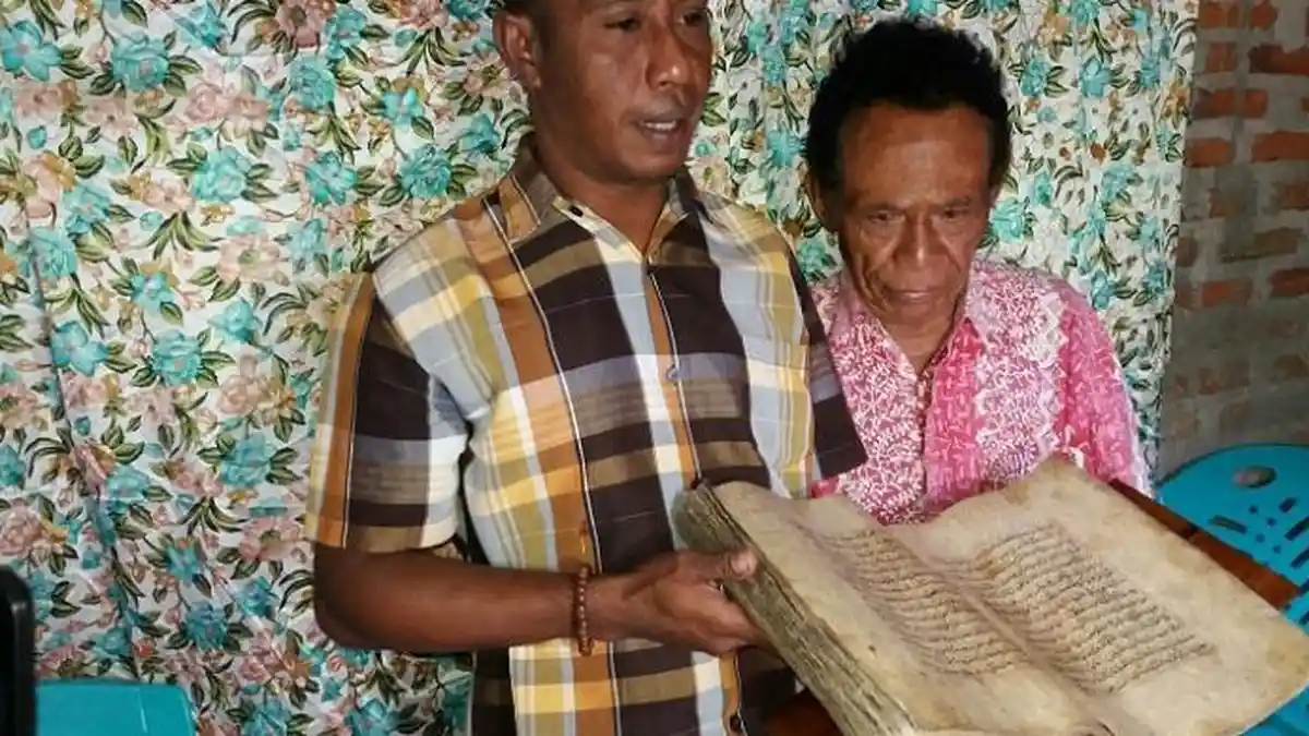 Al Quran dari Kulit Kayu Ratusan Tahun Tersimpan di Alor