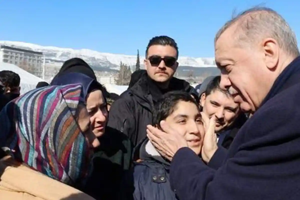 Gempa Turki - Erdogan Bertemu Para Penyintas dalam Kunjungan ke Episentrum